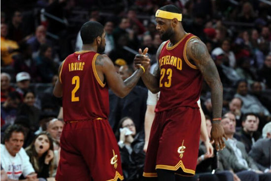 意甲球员在第12轮比赛中涂上红色面彩，向针对女性的暴力说不（意甲第12轮：球员以红色面彩发声，拒绝针对女性的暴力）