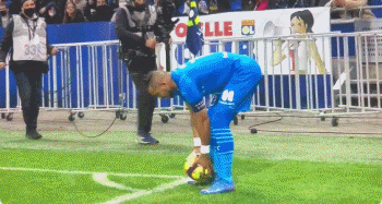 葡超比赛一球员受伤需要担架，对方球员帮忙传递担架吃黄牌