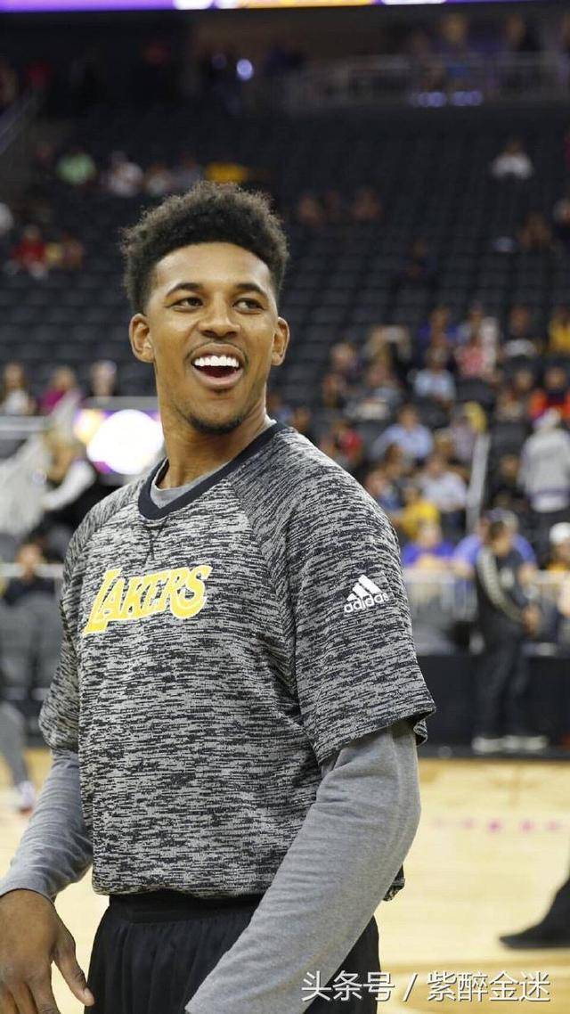 斯普利特：我们正在练习不同的防守策略，大家精神状态都很好（斯普利特：多套防守方案同步演练，球队士气正佳）