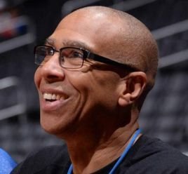 一己之力抹平分差！奎因第三节6中6狂轰21分5助攻（奎因单节神迹：第三节6投全中轰21分5助攻，一人掀起追分潮）