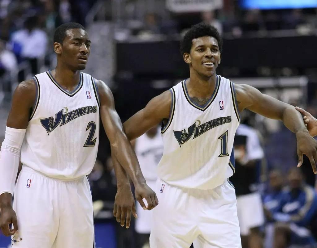 会打球的人，都有这个习惯（打球的人都有一个共同习惯）